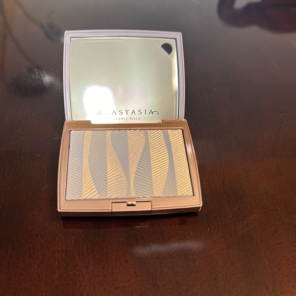 Anastasia Beverly Hills Iced Out Highlighter - Picture 2 of 5